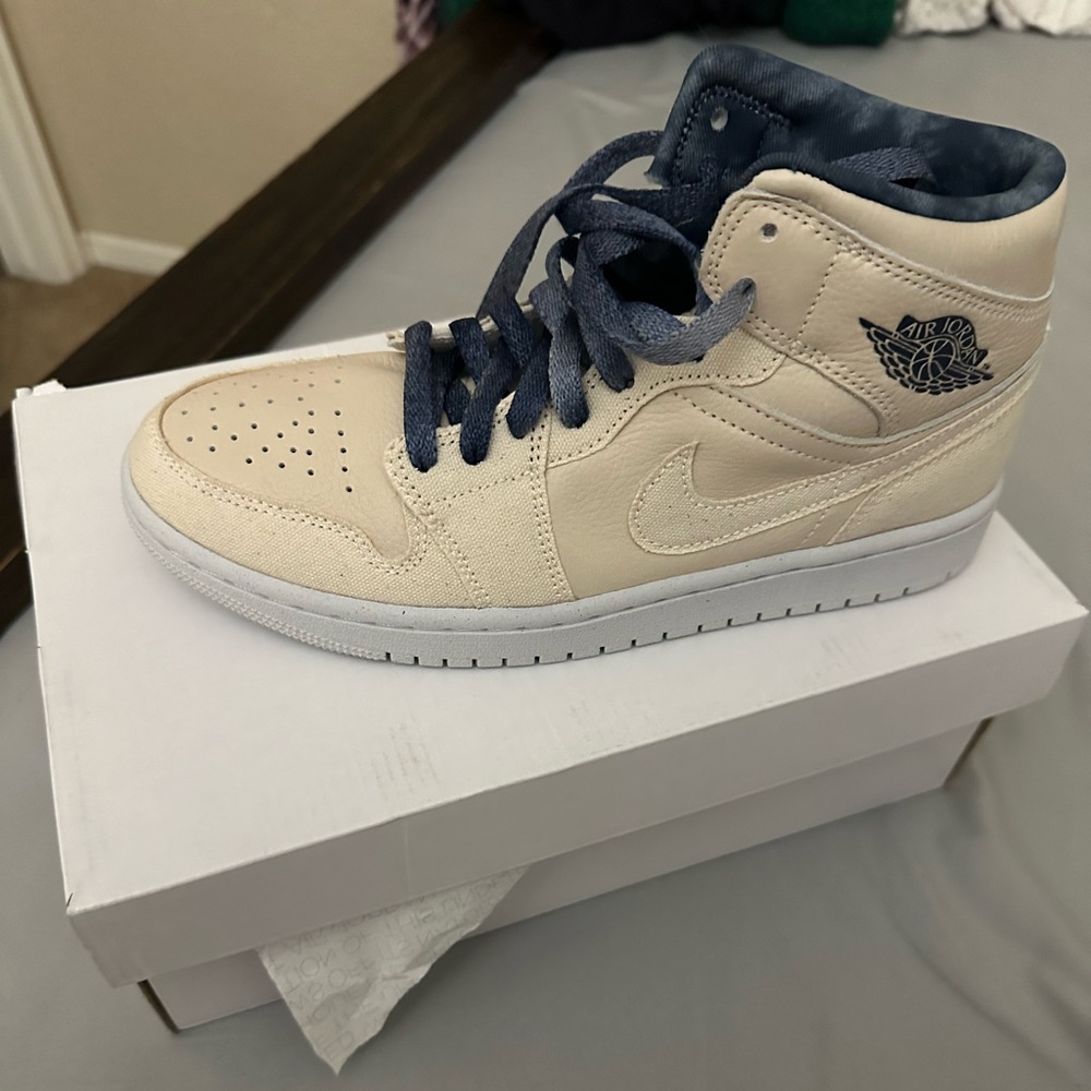 Jordan 1 Mid Se / Sandrift- Sail-Mighnight Navy     Women Size 8 - Picture 3 of 3